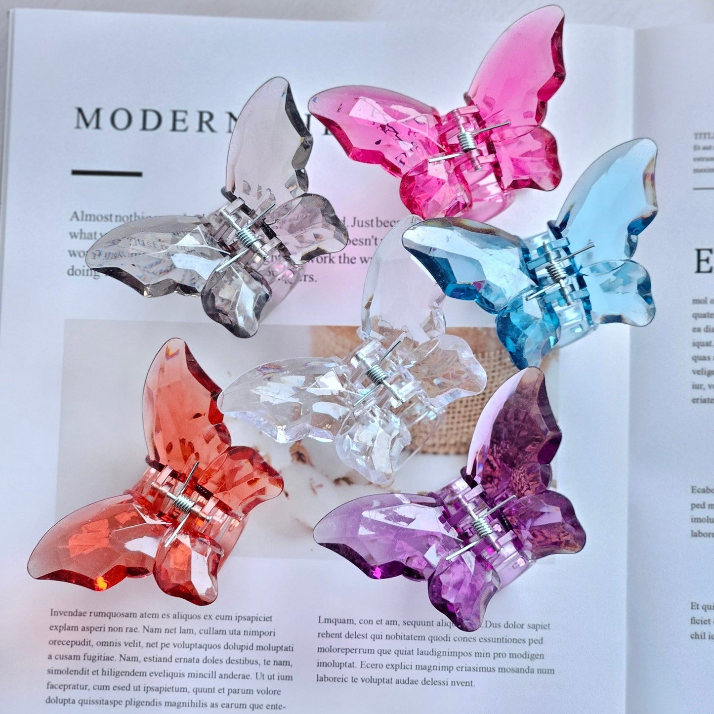 Butterfly Elegance: Sparkling and Lightweight Hair Clip – Exclusively for You!