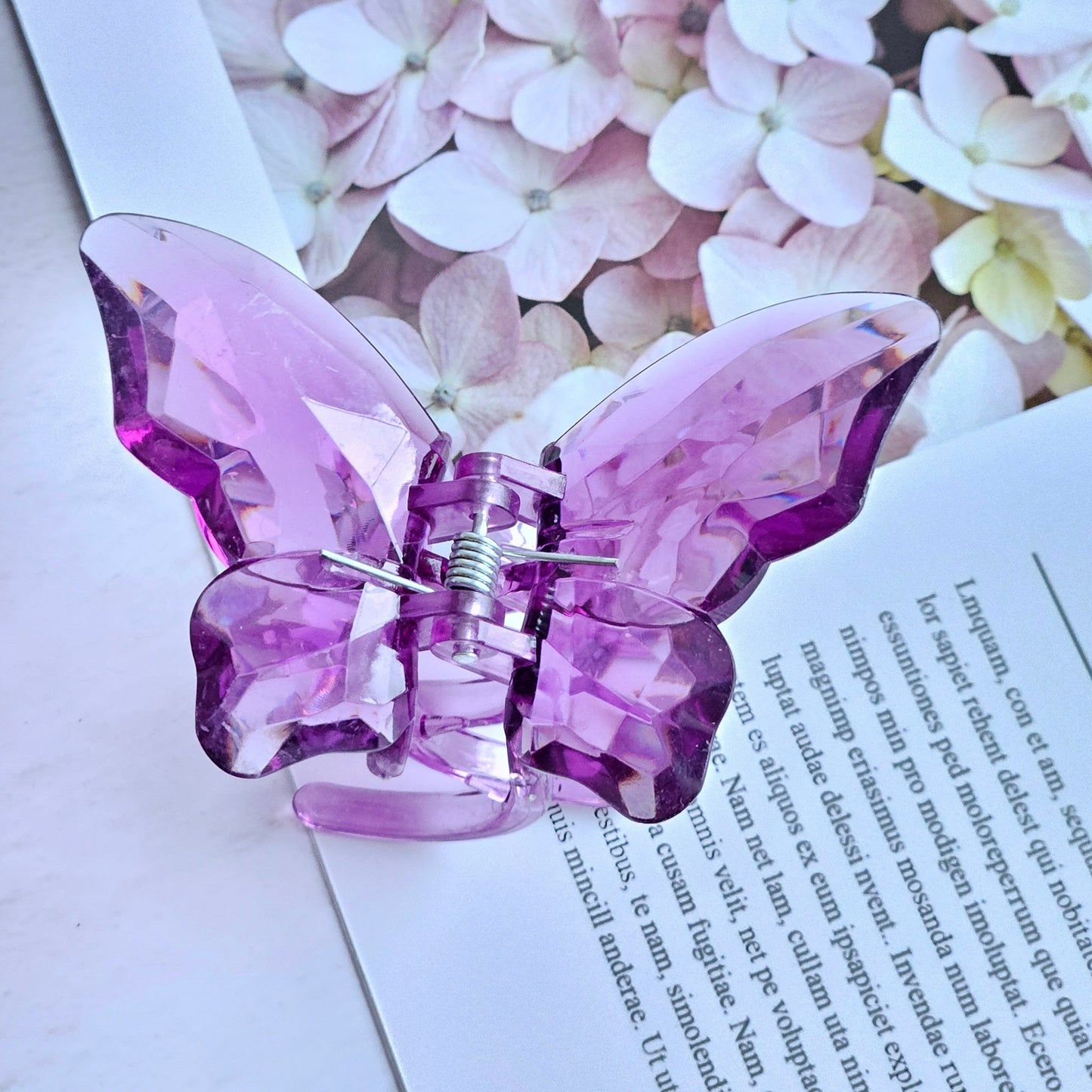 Butterfly Elegance: Sparkling and Lightweight Hair Clip – Exclusively for You!