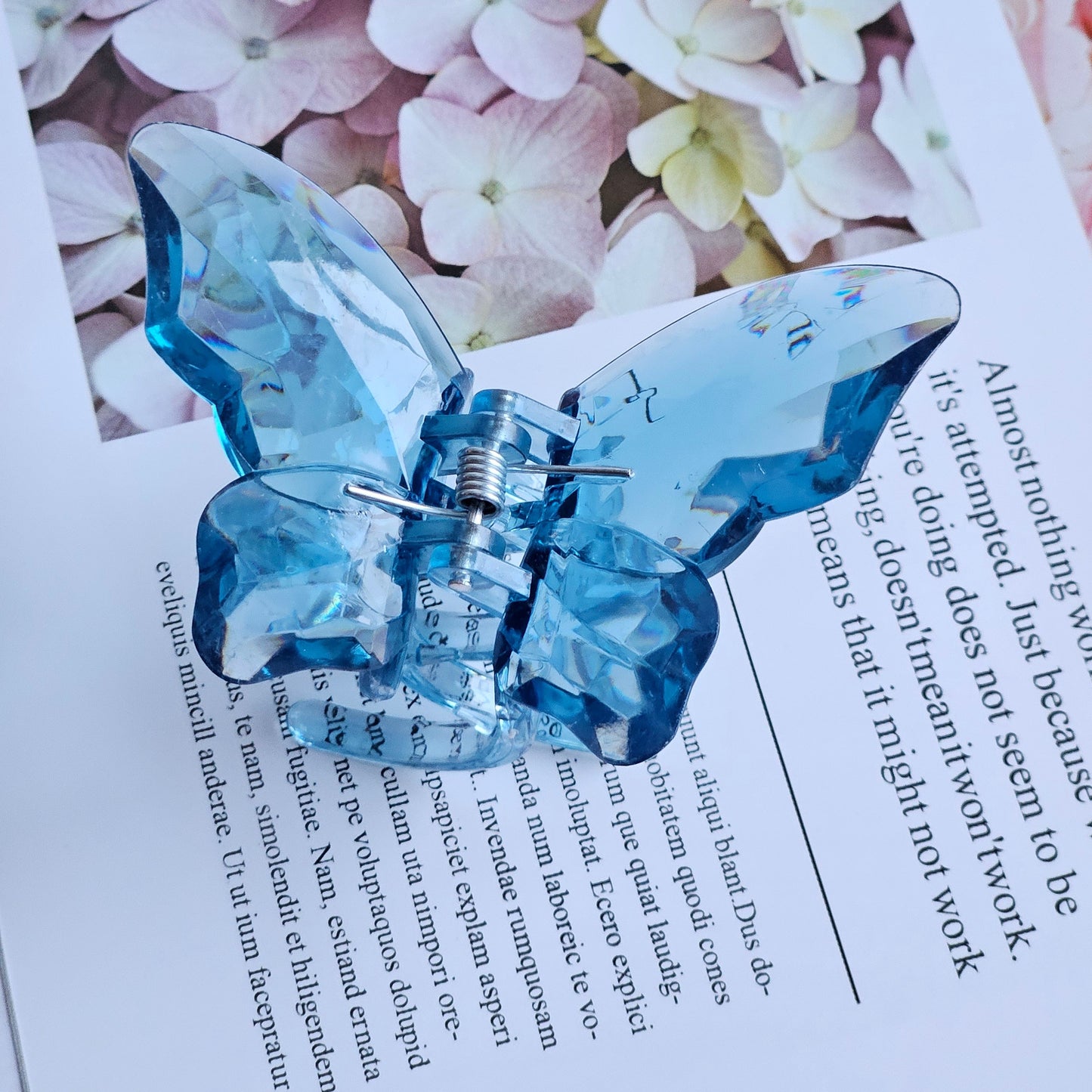 Butterfly Elegance: Sparkling and Lightweight Hair Clip – Exclusively for You!